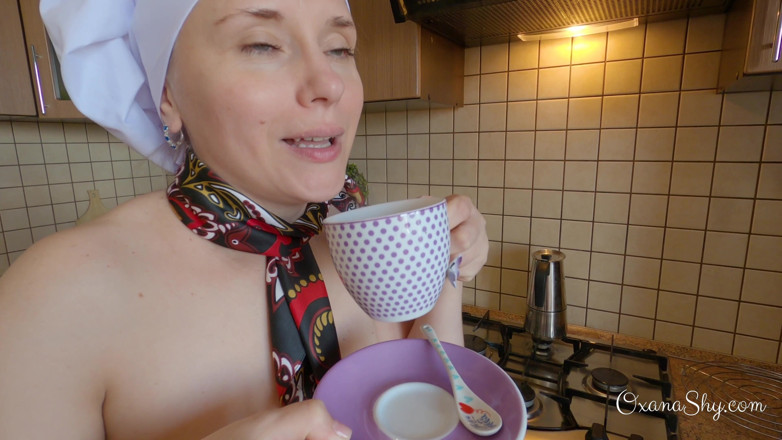 MILF Oxana: Spectacolul culinar al Oanei. Găluște și cafea cu spermă