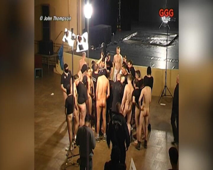 GGG John Thompson Classic Retro: Une salope brune se fait baiser par la foule et...