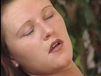 Lucky Wankerz: Awek berambut coklat suka menggesel dan menjolok pepeknya