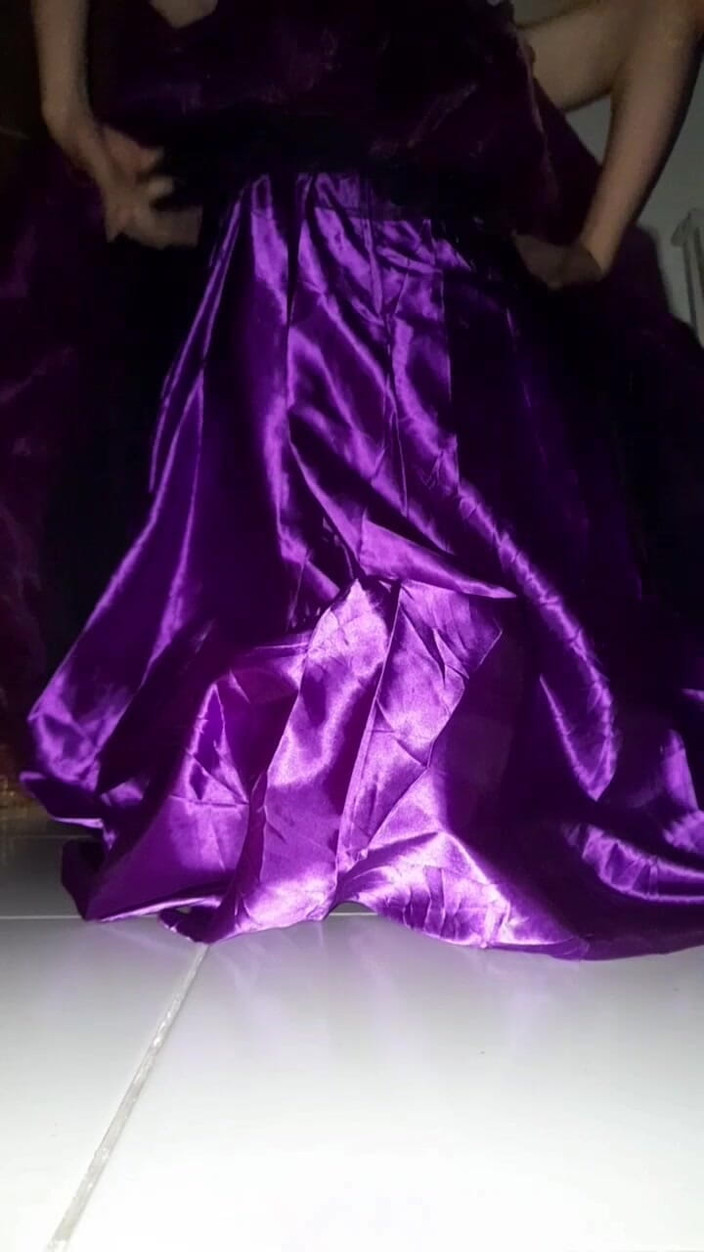 Naomisinka: Masturbation de ballgown violet en satin