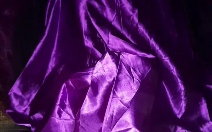 Naomisinka: Satynowa fioletowa masturbacja koszuli balowej