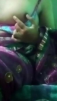 Crossdresser gay India dalam saree merah jambu menekan dan memerah buah dadanya dengan begitu keras dan menikmati seks tegar