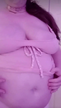 Soda si cewek gemuk dengan pantat bahenol lagi asik ngocok kontol