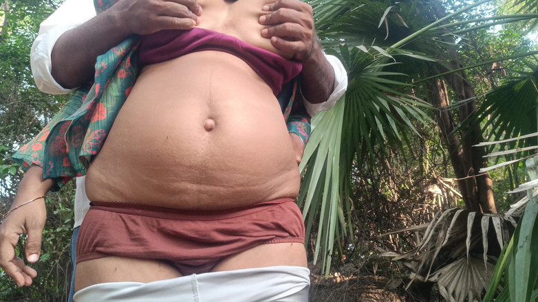 Pushpa studio: Vysokoškolačka venkovní sexy šukání