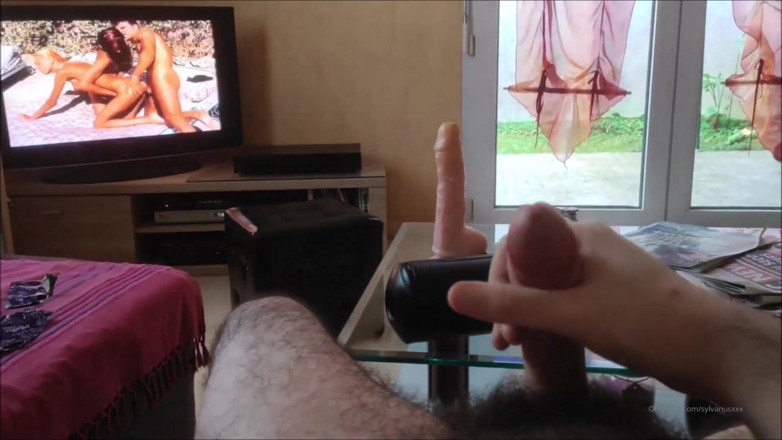 Sylvanus44: J'ai trouvé où mon beau-père cache ce porno