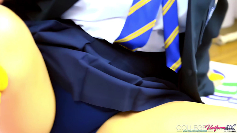 College Uniform: 以carla Brown为特色的黄色袜子