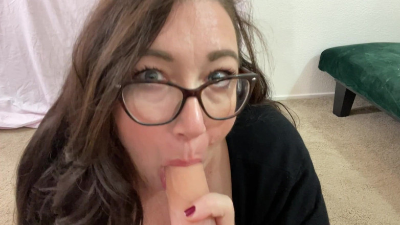 cutejayne: La milf jayne spompina il bocchino delle mutandine