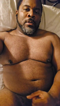 Com tesão bbc masturbando na cama