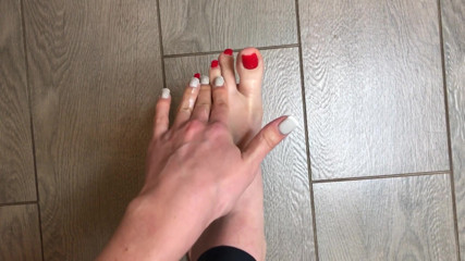 Homemade_Handjob: Đôi chân đóng đinh màu đỏ gợi cảm chơi với một con cu...