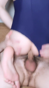 Un uomo scopa un ragazzo carino con un grosso cazzo