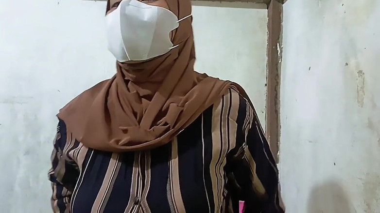 Rania: Guru Hijab Masturbation