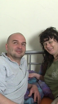 Threesome at Simone's house with two German MILFs who love to have their pussies licked while they face them waiting