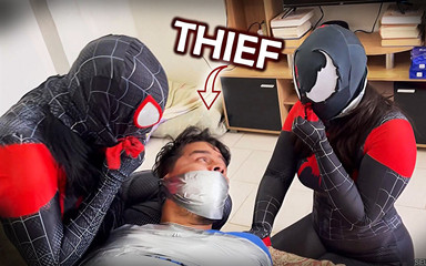 Selfgags femdom bondage: Muž mumifikovaný páskem Milující pavoučí holky!