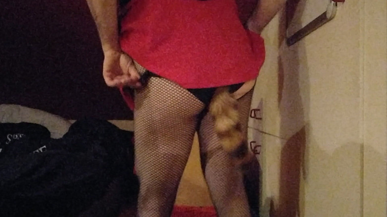 Joslin: Sissy joslin balla con un plug anale a coda