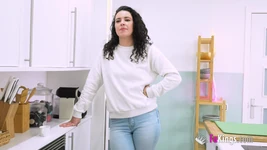 Hon har aldrig knullat en gammal man, men Sara Salamanca kommer att lära sig!