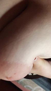 Tatlı orta yaşlı seksi kadın ıslak deliklerinin oynamasına izin veriyor ve sonra büyük göğüsleriyle yarakla sikiliyor
