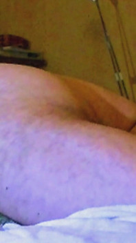 Masturbazione a letto nudo con la gobba