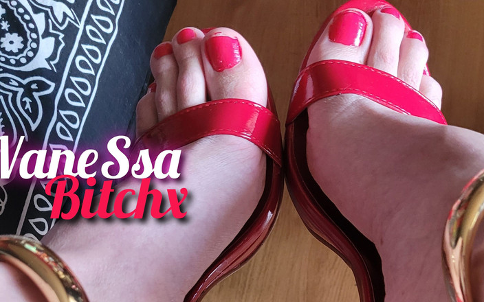 VaneSsa BiTCHx: Трансвеститка-студентка, показує свою піхву і червоні підбори