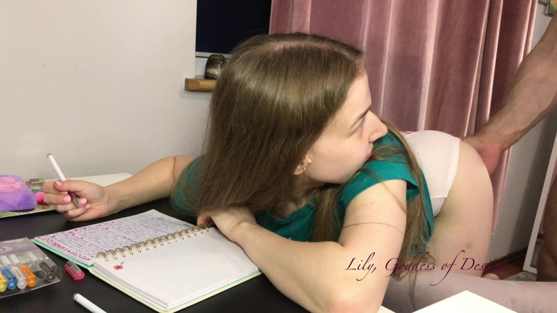Lily, Goddess of Desire: 宿題をしているティーンの尻に挑発された継父は激しく彼女を犯す