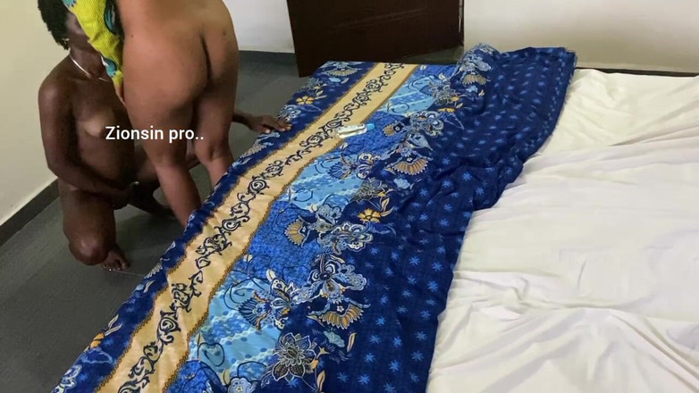 Zion: Дивіться, як красива африканська тінка-лесбіянка смокче і трахає один одного пальцями до оргазму