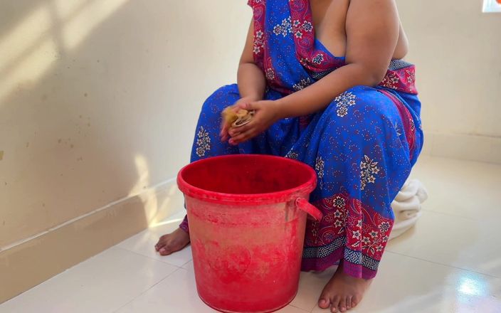 Aria Mia: जबकि देसी सौतेली मम्मी ब्रा और पैंटी धोती है, सौतेली मम्मी ने सौतेले बेटे की पैंट उतार दी और उसे नग्न कर दिया, फिर उसे चोदने के लिए कहता है - वीर्य