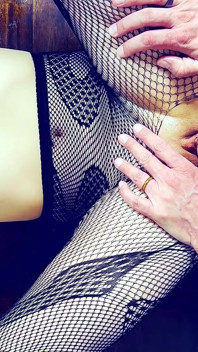 Anh ấy cởi quần tất của tôi và đụ mạnh vào âm hộ ướt át của tôi