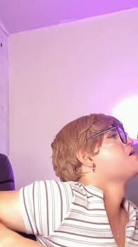 Sissy Ken Je Použit Jako Coura a Dostane Vystříknutí Do Obličeje