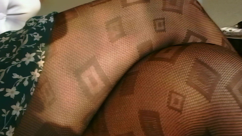 MMV Films: Ragazze calde in calze si eccitano, si masturbano le fighe...