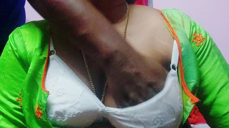 Desi Mohini: Peituda madrasta leitosa seduz por seu enteado