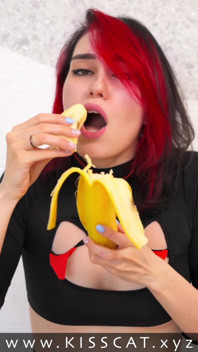 Încercarea de muie pe banană s-a încheiat cu o muie adâncă haotică cu înghițire de spermă - Kisscat