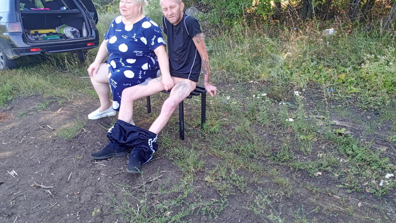 Zona901: Madrasta em um parque masturba meu pau até eu gozar