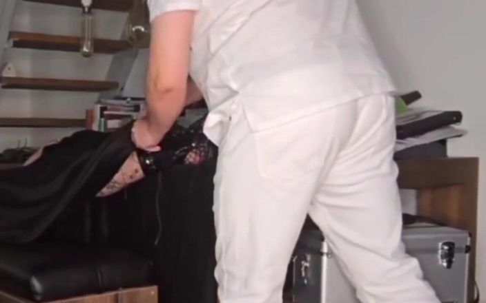 Daddy Femboy: Doktorun büyük yarağı var ve spermini istiyorum