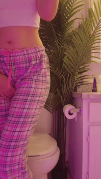 Emily pisst ins badezimmer