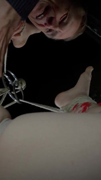 Služka Ordeal Judith je přistižena při porušování domácích pravidel, je potrestána svazováním, kouřením, zavěšením a těžkými váhami D