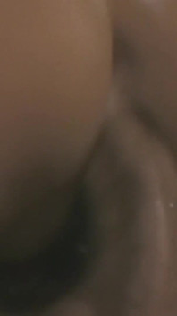 Wanneer de brunette feestjes heeft met haar vriendje gaat ze vreemd door anaal te doen met zijn vriend