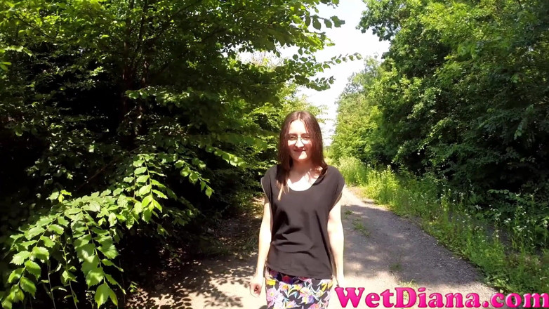 Wet Diana: Wide open legs peeing outdoor and Desperate to pee, she...