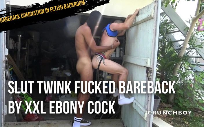 Bareback domination in fetish backroom: slampa twink knullad barebakc av XXL mörkhyad kuk