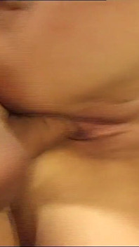 2人の巨乳熟女がお互いのマンコを舐め合い、お尻にデカチンを入れて口の中に射精して小便をする