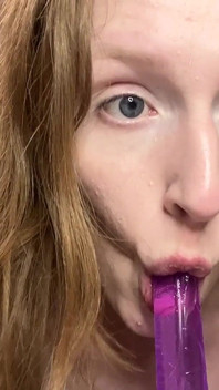 Blowjob Und Handjob Auf Einem Dildo Aus Nächster Nähe