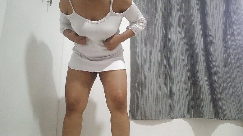 PATY PATY: Sexy brunetka si svléká šaty, aby cítila, že je vzrušená kundička v...