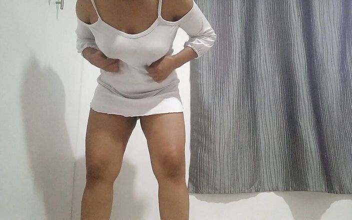 PATY PATY: Seksi esmer amcığını farklı pozisyonlarla heyecanlı hissetmek için elbisesini çıkarıyor
