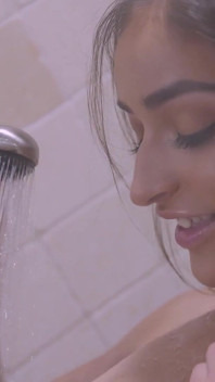 सेक्सी कमसिन लैटिना Emily Willis हॉट शॉवर के बाद चेहरे पर वीर्य निकालती है