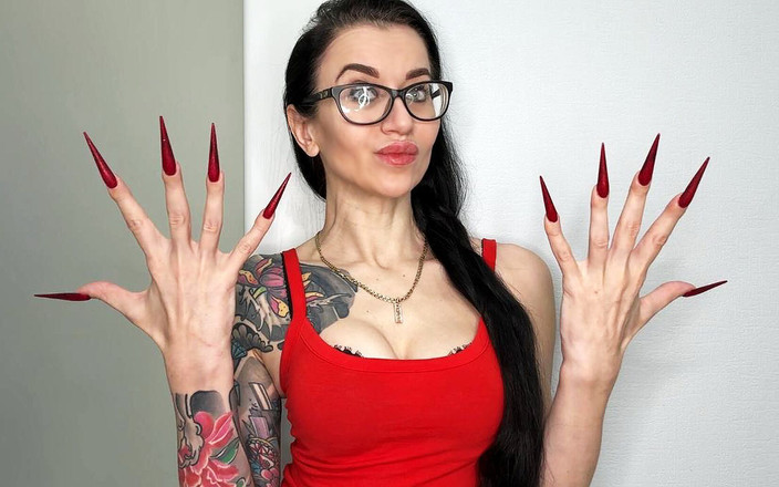 Julia domaina: Fingering becek, fingering panjang dengan kuku merah panjang