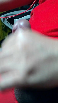Este joven no se había masturbado en mucho tiempo, y finalmente su pene expulsaba mucho esperma