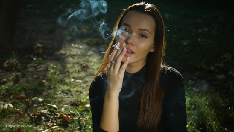 Russian Smokers: Спокуслива російська красуня курить сигарети на відкритому повітрі
