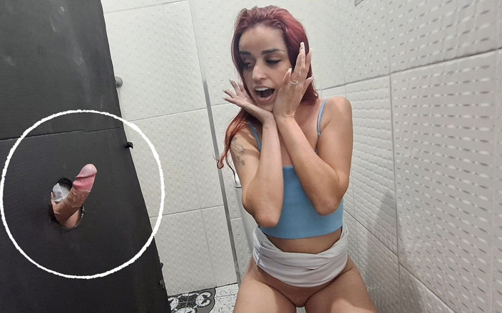 Fanny squirting: Studentka odkrywa gloryhole w łazience na uczelni!
