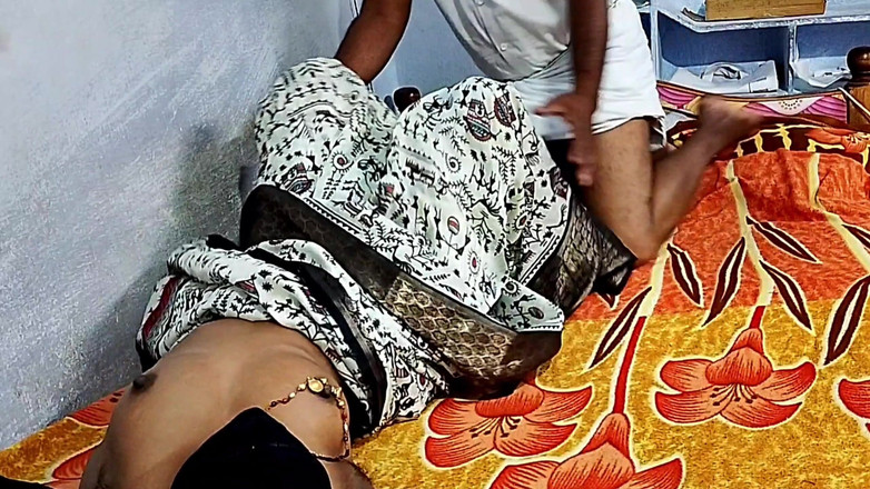 Desihotcouple: 印度热辣人妻自拍舔阴口交足交