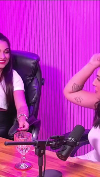 Wanita Kulit Hitam Terpanas Yang Pernah Anda Lihat, Menceritakan Semua Di Podcast.