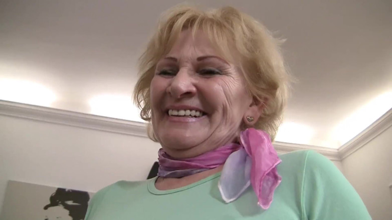 Mature Climax - 100% Mature Videos: Sarışın genç ve büyük memeli olgun dörtlü sekste sikiliyor