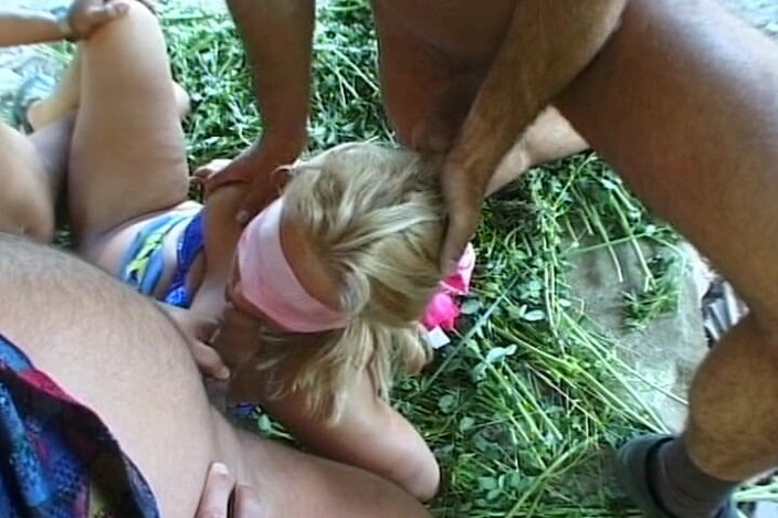 Deutsche XXX Filme: Blindfolded Babe From Germany Got Covered with Cum in Foursome